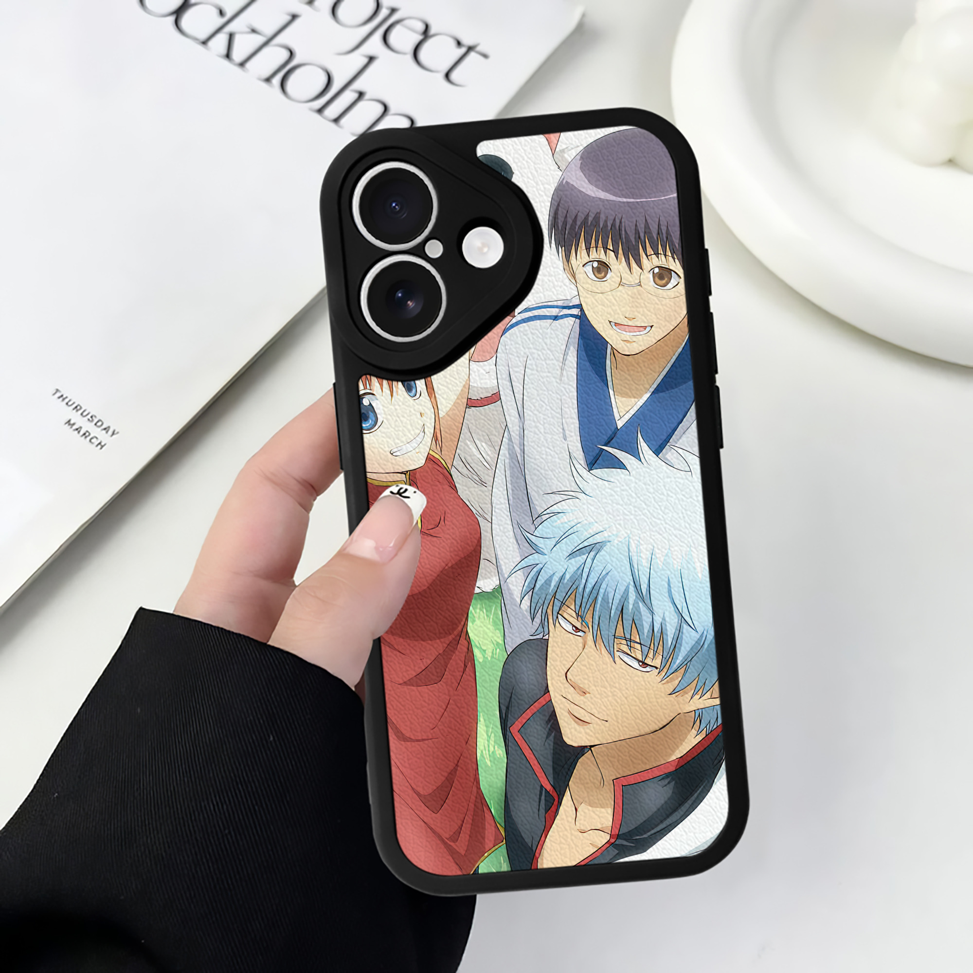 （画像用） ぎんたま 坂田銀時（さかたぎんとき） 神楽 志村新八（しむら しんぱち） GINTAMA Sakata Gintoki Kagura Shimura Shinpachi 【iPhone 16シリーズ対応】シリコンスマホケース（レザー調） 材質：シリコン